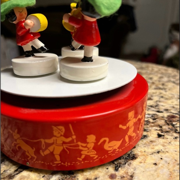 Reuge • Wooden • Red • Music Box • Swiss Movement • Plays Doctor Zhivago • Video - Picture 9 of 10